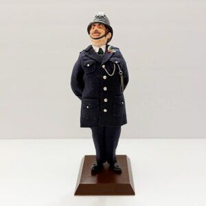 Simpich The English Bobby Carollers Character Dolls Vintage 1994